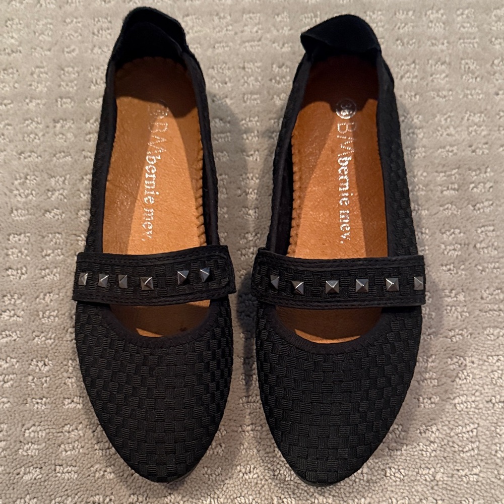bernie mev. Black Studded Flats 38
